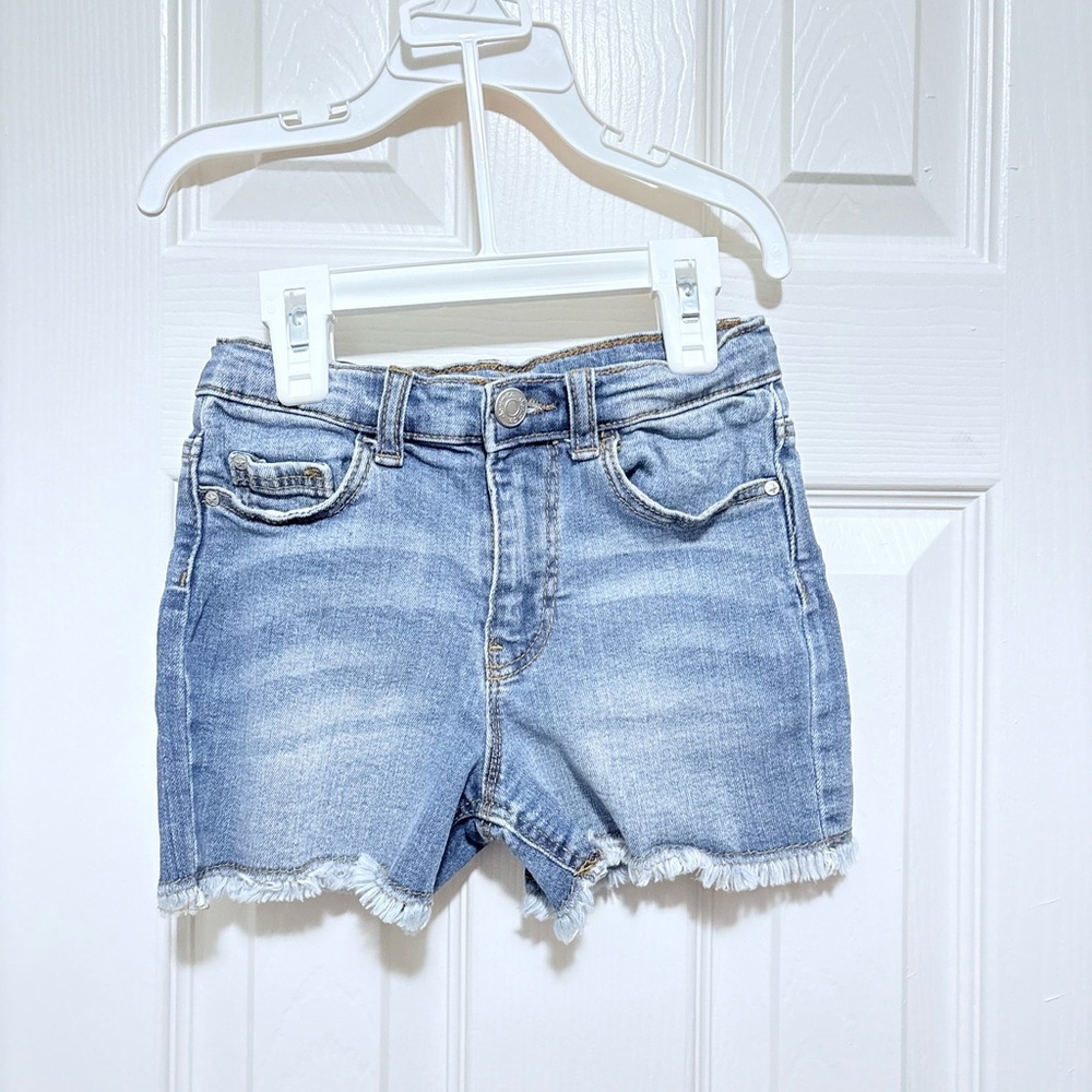 Pre-owned Denim & Co. light blue denim short with frayed hem 5/6 years old girls